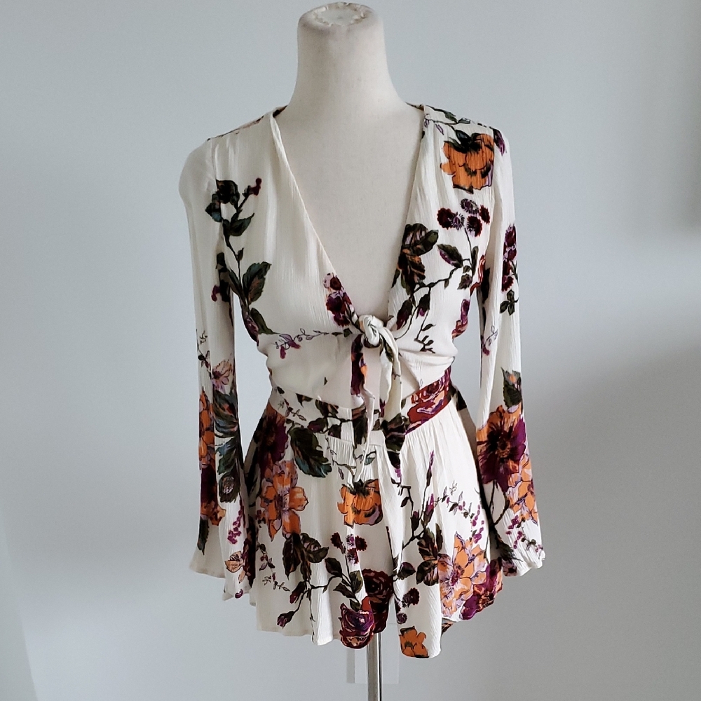 ILLA ILLA Cream & Floral boho Romper w/Bell Sleeves  Size S tie up bust lined